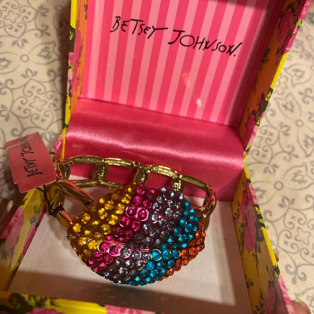 Betsey Johnson lip bracelet 👄🏳️‍🌈